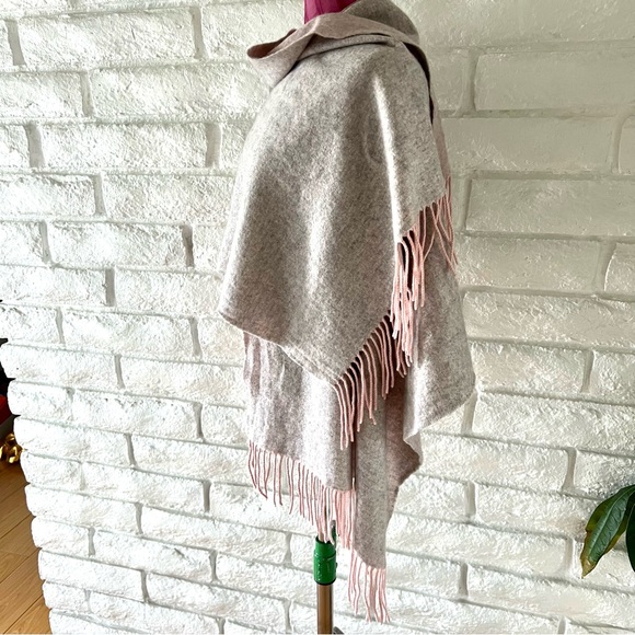 Nina Ricci Gray and Pink Shawl - Picture 2 of 6